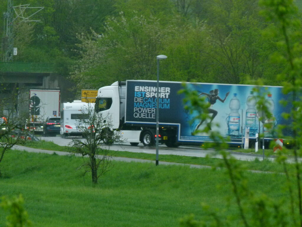 LKW-Schwerlastverkehr auf der Höllentalstraße am Anschlussknoten Himmelreich. Die Rainhofwiese ist im Vordergrund zu sehen.